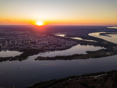 Hava aracı görüntüsü. Dinyeper Nehri ve Kiev şehrinin üzerinde gün batımı.