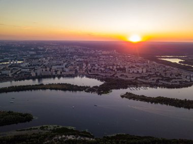 Hava aracı görüntüsü. Dinyeper Nehri ve Kiev şehrinin üzerinde gün batımı.