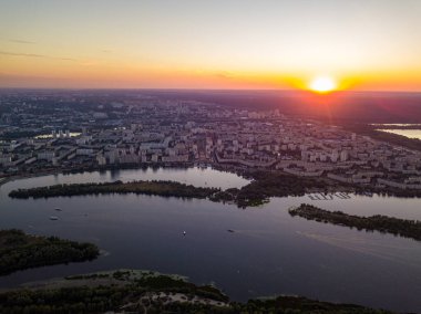 Hava aracı görüntüsü. Dinyeper Nehri ve Kiev şehrinin üzerinde gün batımı.
