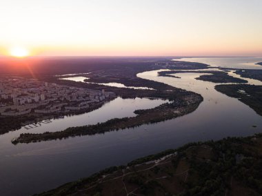 Hava aracı görüntüsü. Dinyeper Nehri ve Kiev şehrinin üzerinde gün batımı.
