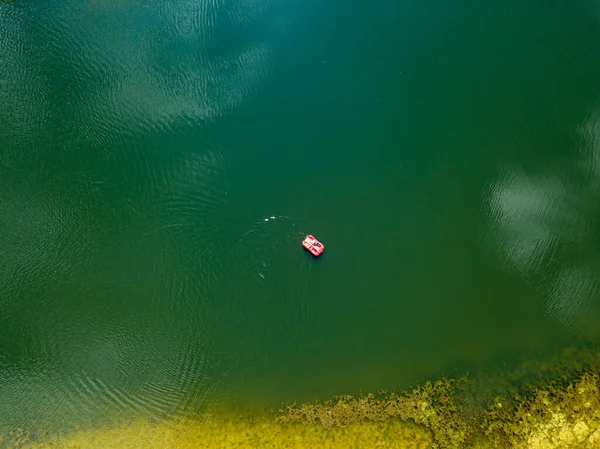 空中ドローンビュー 湖の上のカタマラン — ストック写真