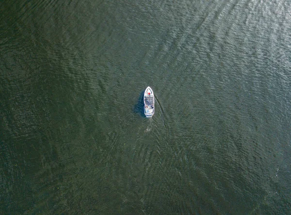 空中ドローンビュー 川のモーターボート — ストック写真