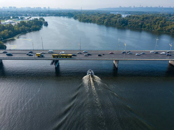 Flygdrönare Motorbåten Seglar Bron — Stockfoto