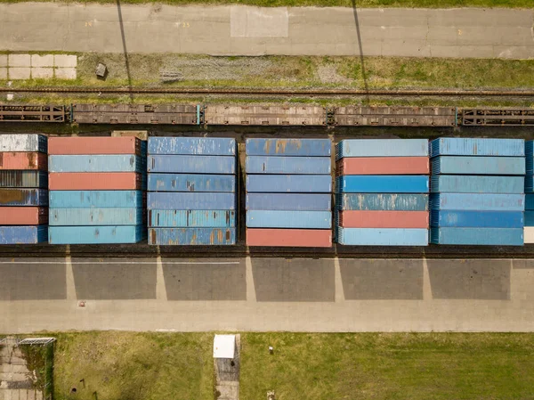 Bunte Frachtcontainer Auf Der Eisenbahn Drohnenblick Aus Der Luft — Stockfoto