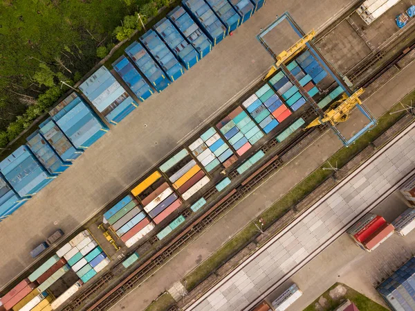 Mnohobarevné Nákladní Kontejnery Železnici Zobrazení Leteckých Dronů — Stock fotografie