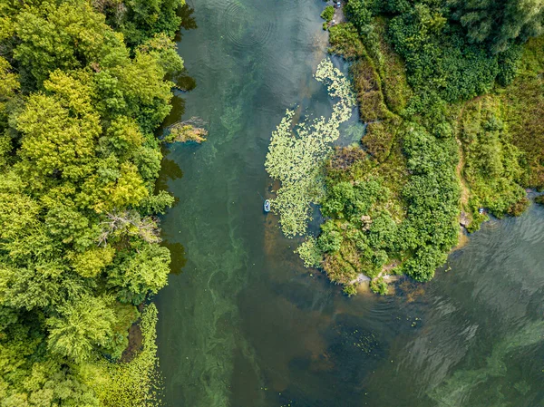 Вид Воздушного Беспилотника Рыбацкая Лодка Зеленой Воде Берега Водоросли Цветут — стоковое фото