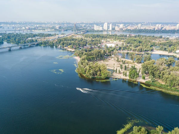 Kiev 'deki Dinyeper Nehri' nin insansız hava aracı görüntüsü. Açık güneşli gün.