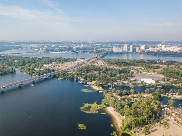 Kiev 'deki Dnieper Nehri ve Kuzey Köprüsü. Güneşli yaz günü, hava aracı manzarası.