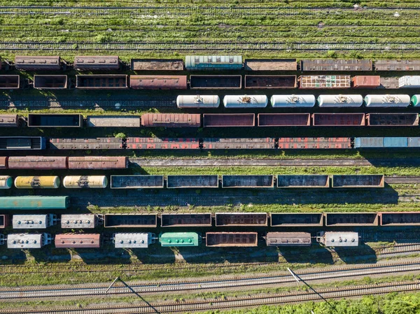 Stasyonun Demiryolundaki Yük Trenleri Hava Görünümü — Stok fotoğraf
