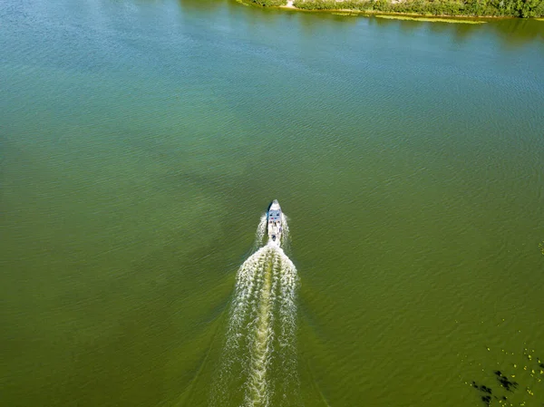 在第聂伯河里的汽艇夏日阳光明媚 空中无人驾驶飞机视图 — 图库照片