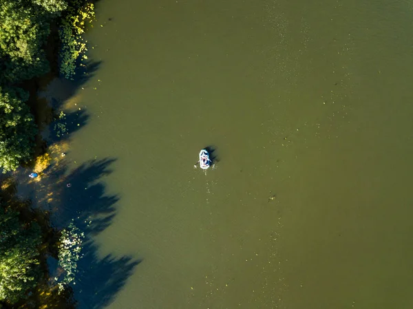 Bateau Pêche Sur Eau Verte Vue Aérienne Sur Drone Floraison — Photo