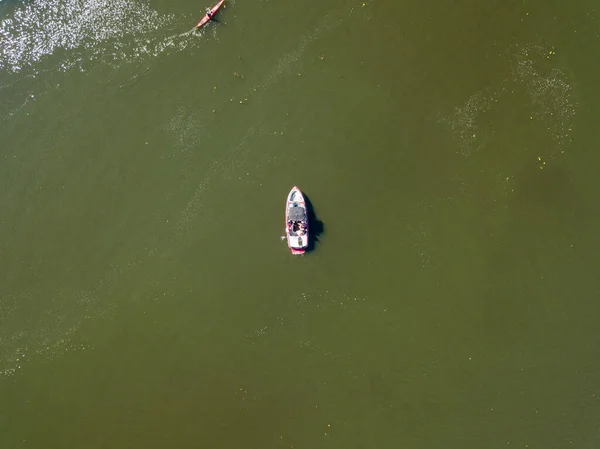 Barco Pesca Água Verde Vista Aérea Drone Floração Algas Rio — Fotografia de Stock