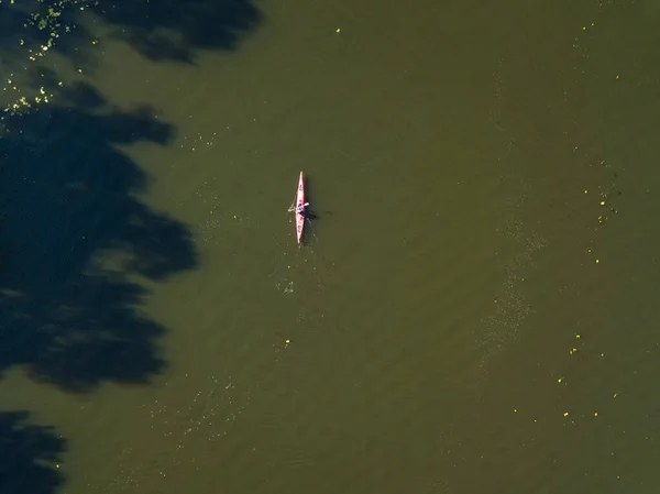 ドニエプル川の緑の水のカヤックボート 空中ドローンビュー — ストック写真