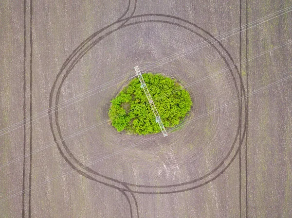 Vista Aérea Drones Poste Linha Energia Entre Campo Arado Dia — Fotografia de Stock
