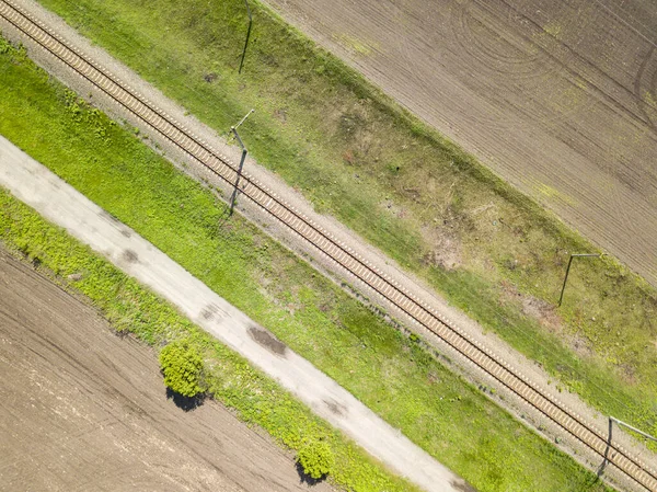 空中ドローンのトップショット 電界を通る鉄道 — ストック写真