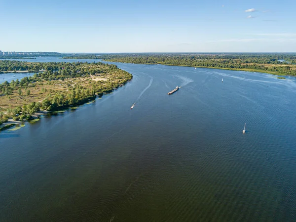 第聂伯河上的船只和游艇 空中无人驾驶飞机 阳光灿烂的夏日 — 图库照片