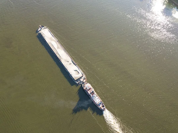 空中无人驾驶飞机视图 驳船沿着第聂伯河航行 — 图库照片