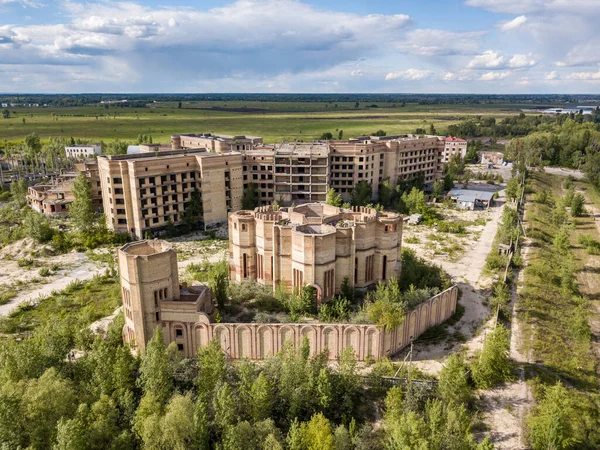 Hava aracı görüntüsü. Kiev 'deki şehir hastanesinin bitmemiş binası..
