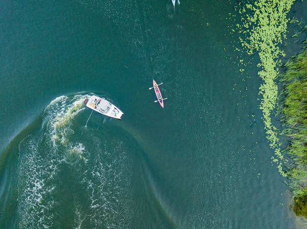 Vista Aérea Drones Barco Motor Rápido Água Azul Rio — Fotografia de Stock