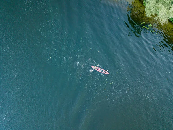 独木舟在第聂伯河的绿水中 空中无人驾驶飞机视图 — 图库照片