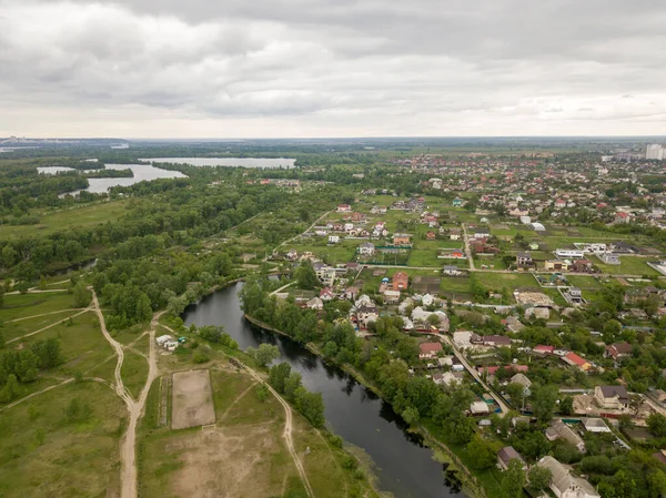 Hava aracı görüntüsü. Kiev şehrinin kenar mahalleleri.