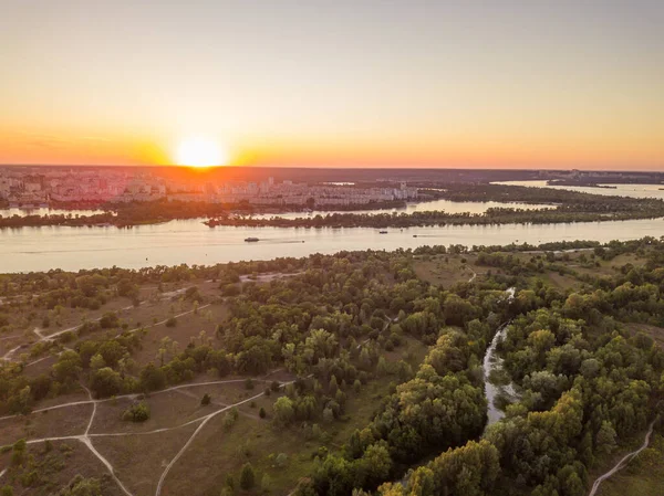 空中无人驾驶飞机视图 日落时分 第聂伯河和基辅市上空 — 图库照片