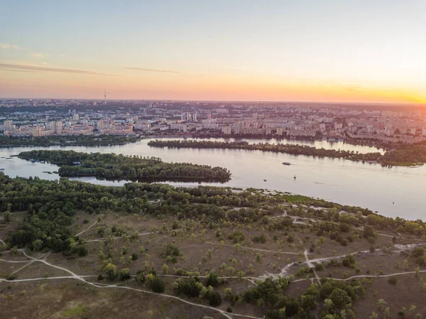 Vista Aérea Del Dron Puesta Sol Sobre Río Dniéper Ciudad — Foto de Stock