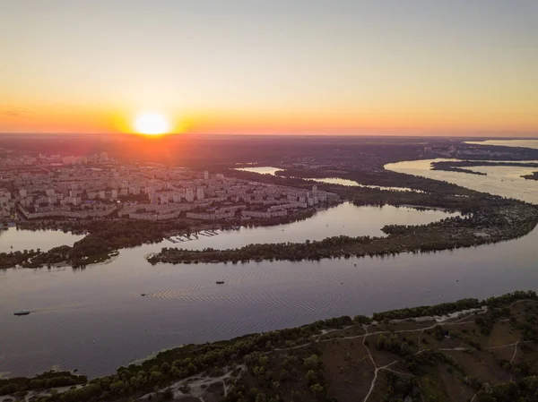 Hava aracı görüntüsü. Dinyeper Nehri ve Kiev şehrinin üzerinde gün batımı.