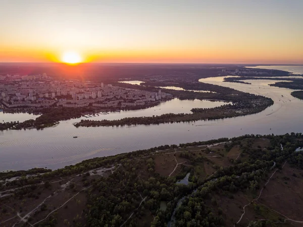 Flygdrönare Solnedgång Över Floden Dnepr Och Staden Kiev — Stockfoto