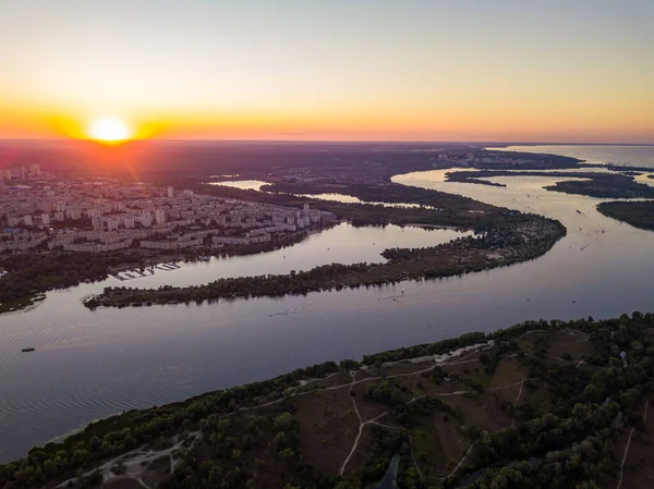Hava aracı görüntüsü. Dinyeper Nehri ve Kiev şehrinin üzerinde gün batımı.