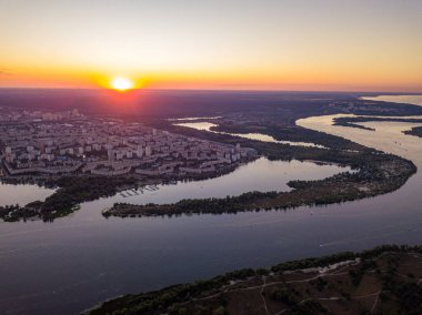 Hava aracı görüntüsü. Dinyeper Nehri ve Kiev şehrinin üzerinde gün batımı.