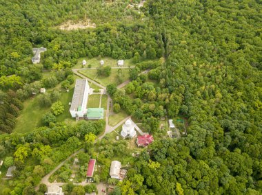 Hava aracı görüntüsü. Kiev ormanındaki binalar.