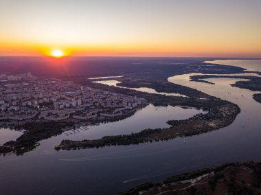Hava aracı görüntüsü. Dinyeper Nehri ve Kiev şehrinin üzerinde gün batımı.