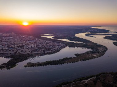 Hava aracı görüntüsü. Dinyeper Nehri ve Kiev şehrinin üzerinde gün batımı.