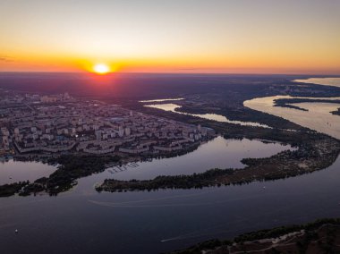 Hava aracı görüntüsü. Dinyeper Nehri ve Kiev şehrinin üzerinde gün batımı.