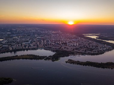 Hava aracı görüntüsü. Dinyeper Nehri ve Kiev şehrinin üzerinde gün batımı.