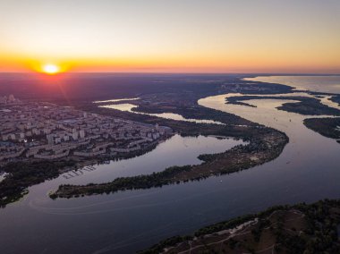 Hava aracı görüntüsü. Dinyeper Nehri ve Kiev şehrinin üzerinde gün batımı.