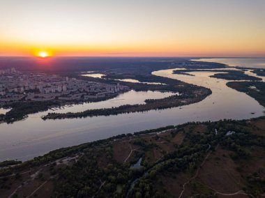 Hava aracı görüntüsü. Dinyeper Nehri ve Kiev şehrinin üzerinde gün batımı.