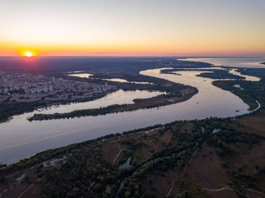 Hava aracı görüntüsü. Dinyeper Nehri ve Kiev şehrinin üzerinde gün batımı.