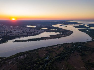 Hava aracı görüntüsü. Dinyeper Nehri ve Kiev şehrinin üzerinde gün batımı.