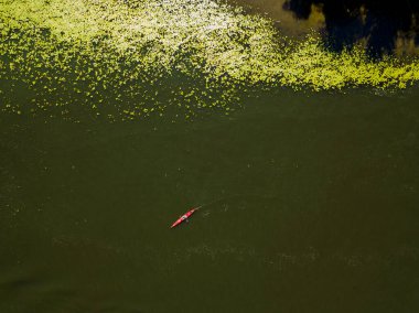 Dinyeper nehrinin yeşil sularında kayık. Hava aracı görünümü.