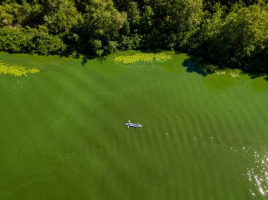 Dinyeper nehrinin yeşil sularında kayık. Hava aracı görünümü.