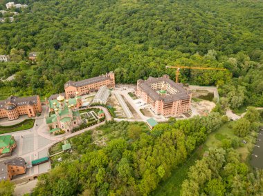 Hava aracı görüntüsü. Kutsal Holosiivsky Manastırı. Kiev 'deki ormanların arasındaki manastır..
