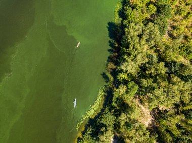 Dinyeper nehrinin yeşil sularında kayık. Hava aracı görünümü.