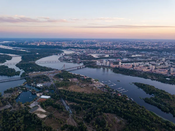 Hava Görüntüsü Dinyeper Nehri Kiev Şehri Alacakaranlıkta — Stok fotoğraf