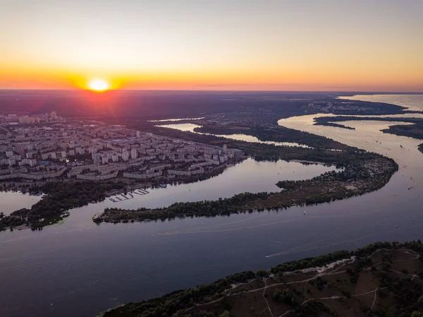 Hava aracı görüntüsü. Dinyeper Nehri ve Kiev şehrinin üzerinde gün batımı.
