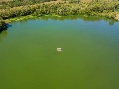 Hava aracı görüntüsü. Nehirdeki körfezdeki ev.