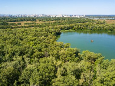 Hava aracı görüntüsü. Nehirdeki körfezdeki ev.