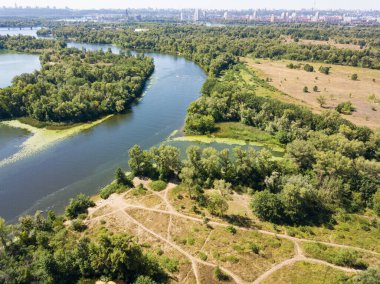 Kiev 'deki Dinyeper nehrinin panoramik manzarası. Güneşli açık bir gün. Hava aracı görünümü.