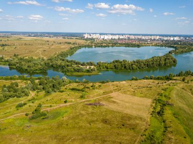 Hava aracı görüntüsü. Nehir kenarındaki yeşil çayırlar.